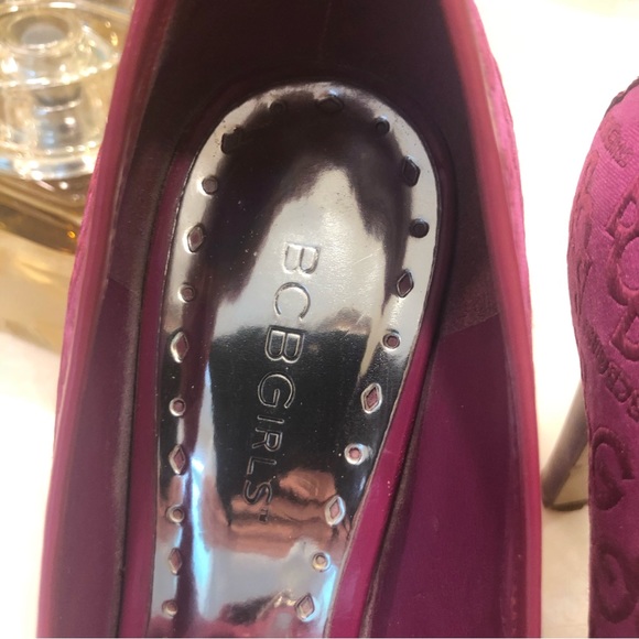 BCBG pink peep toe pumps with silver buckle on the toe, Size 7 - Picture 7 of 16
